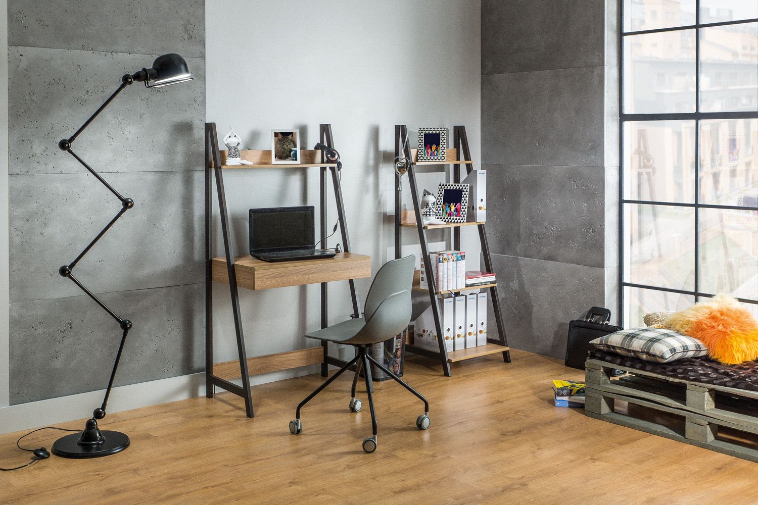 Matis kirjoituspöytä laatikolla ja hyllyllä