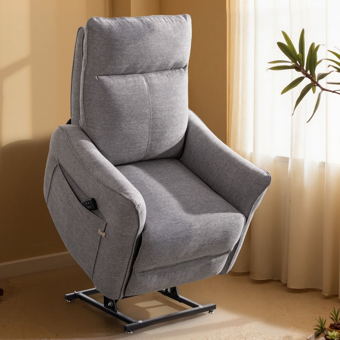 Nostoavusteinen nojatuoli seniorille harmaalla kangasverhoilulla