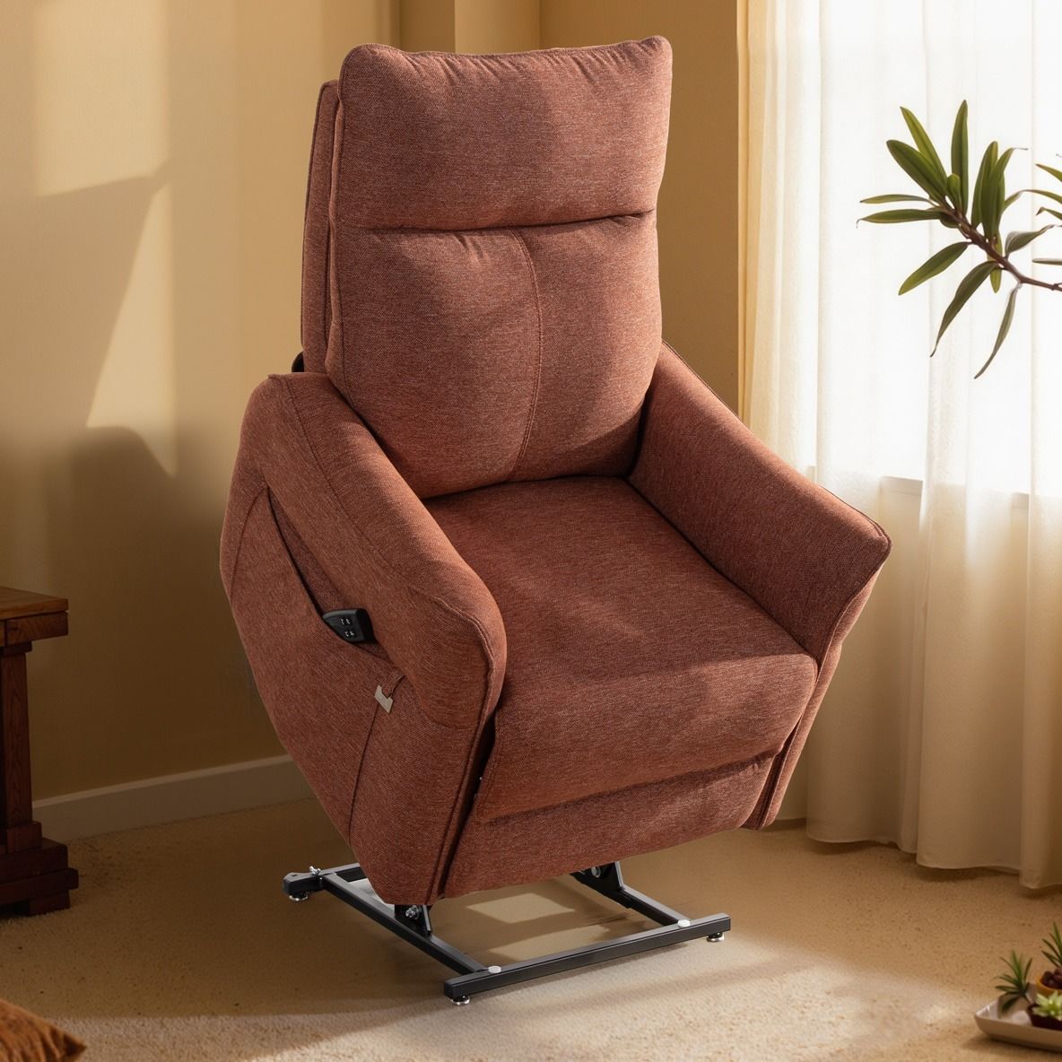 Aarni seniorituoli oranssi nostoavustuksella ja yläasennossa