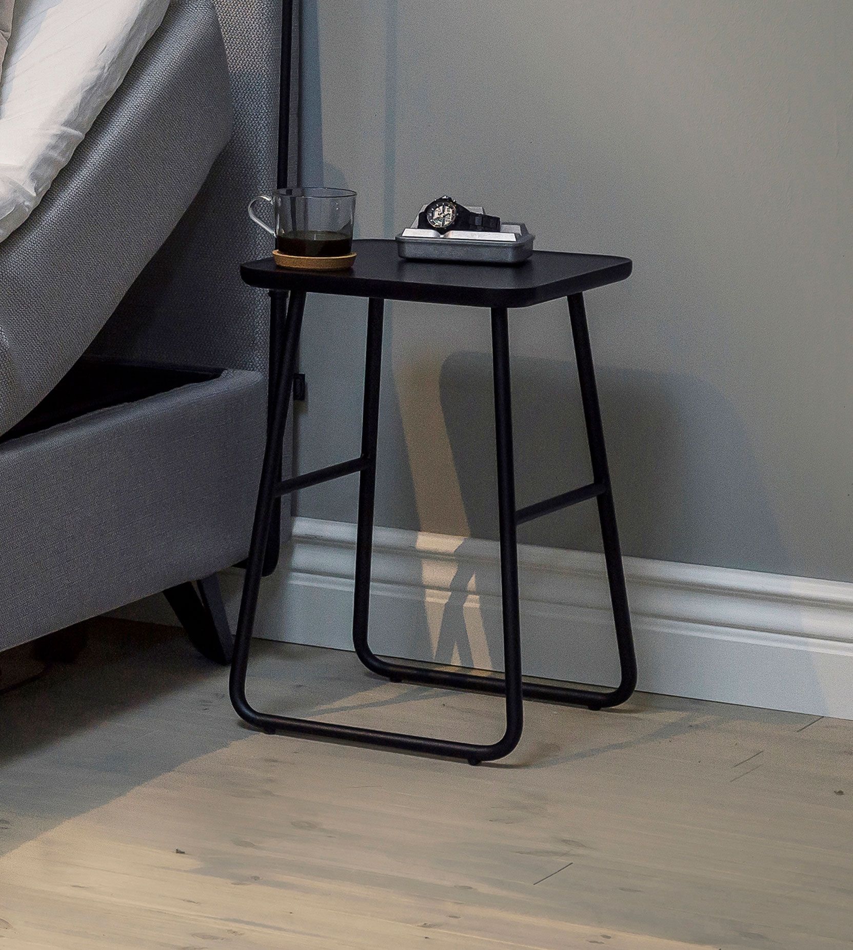 Jensen Add On Floor yöpöytä, eri värejä