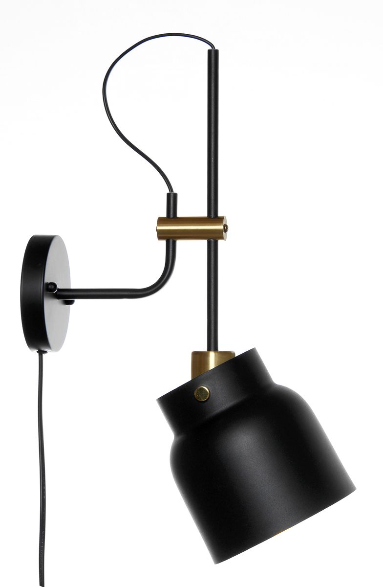 Aida Musta on tyylikäs metallinen seinävalaisin, jonka korkeus tuo siihen vaikuttavuutta. Messingin väriset yksityiskohdat korostavat sen eleganttia ilmettä, ja valkoinen kuvun sisäosa heijastaa valoa tehokkaasti, luoden miellyttävän valaistuksen.