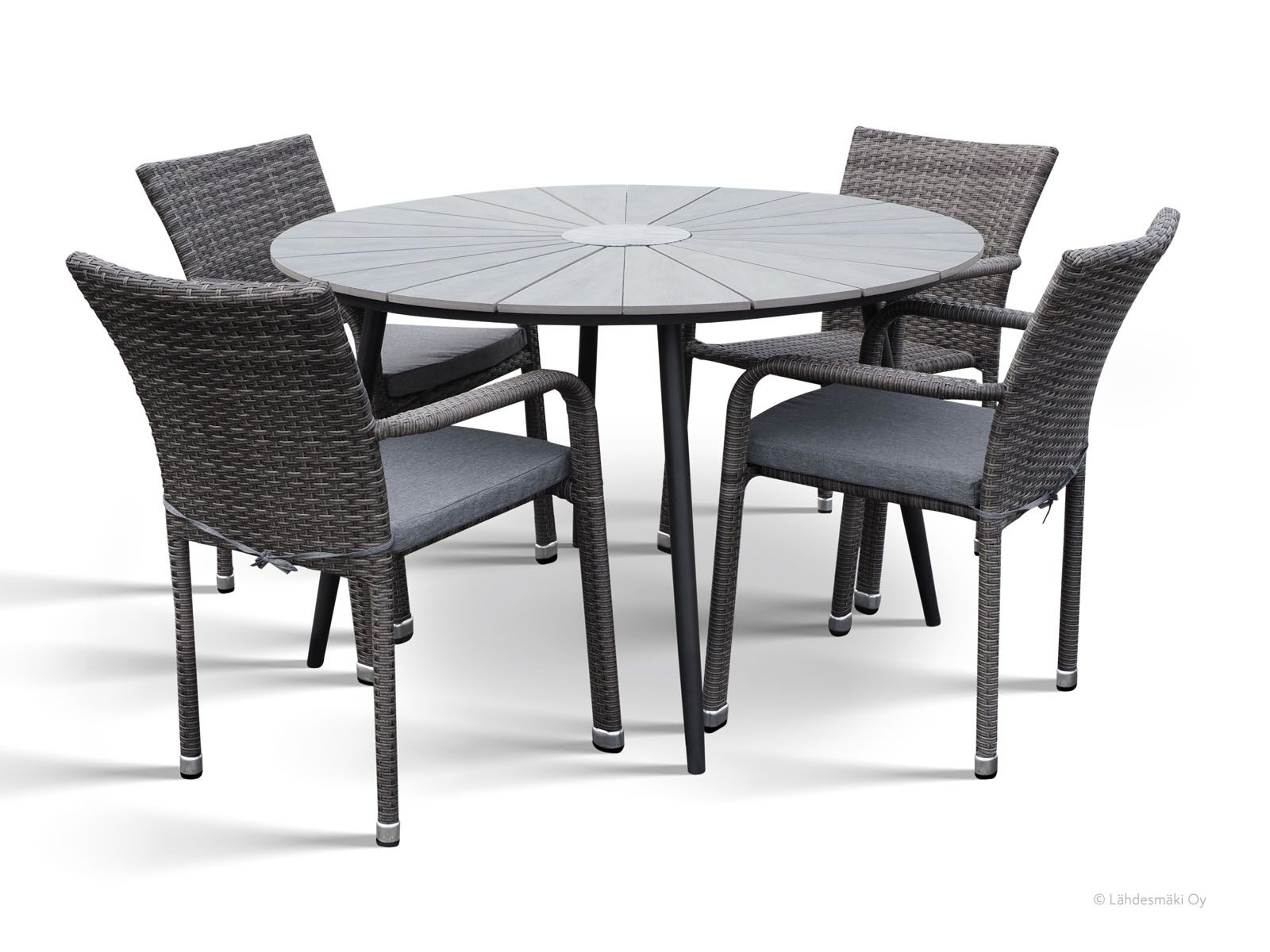 Pyöreä harmaa terassipöytä sekä neljä polyrottinkituolia joissa on istuinpehmusteet