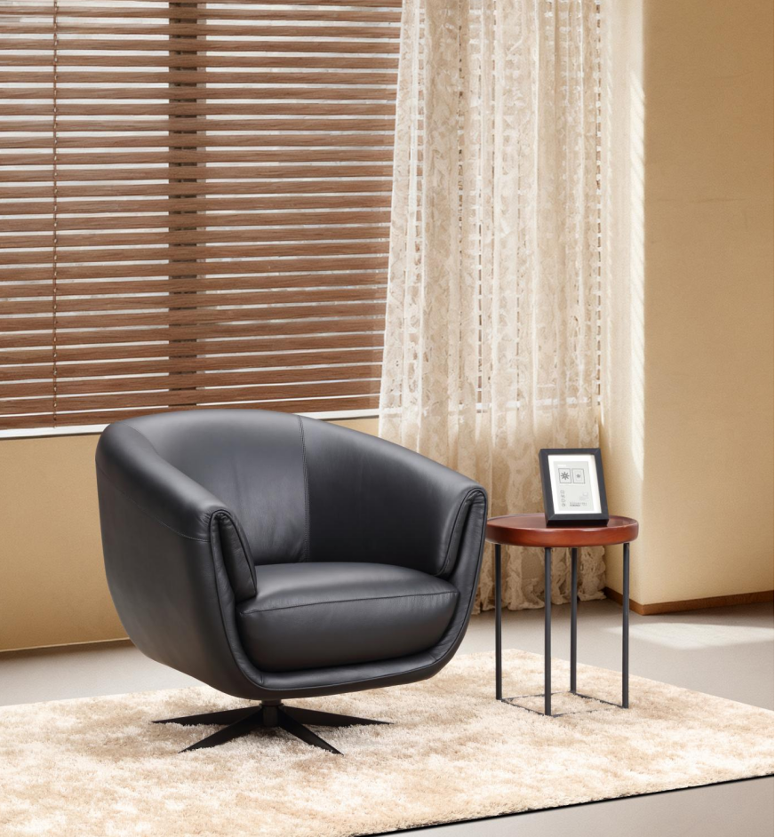 Musta pyörivä nojatuoli nahkaverhoilua ristikkojalalla