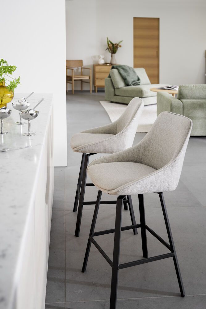 Rowico Alison baarijakkara beige, mustat metallijalat