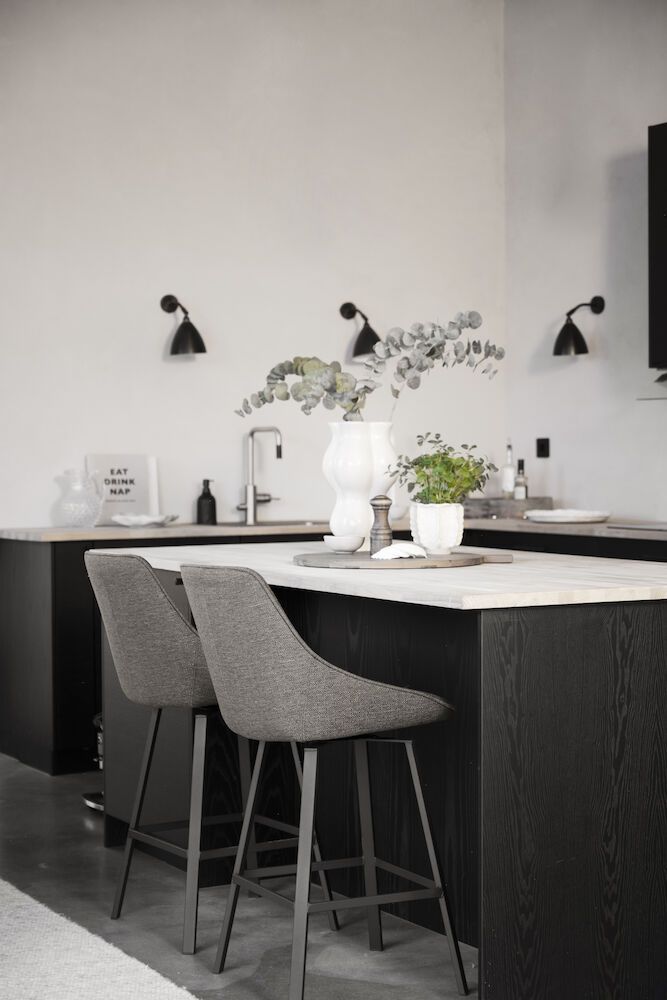 Rowico Alison baarijakkara tumma beige, mustat metallijalat