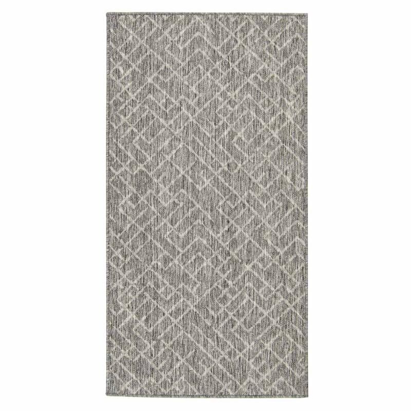 Alta harmaa matto. Matossa on geometrisiä kuvioita joka muistuttaa vähän labyrinttia.