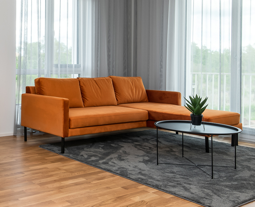 Amelie divaanisohva Kuparin värisellä Brunei sametilla verhoiltuna