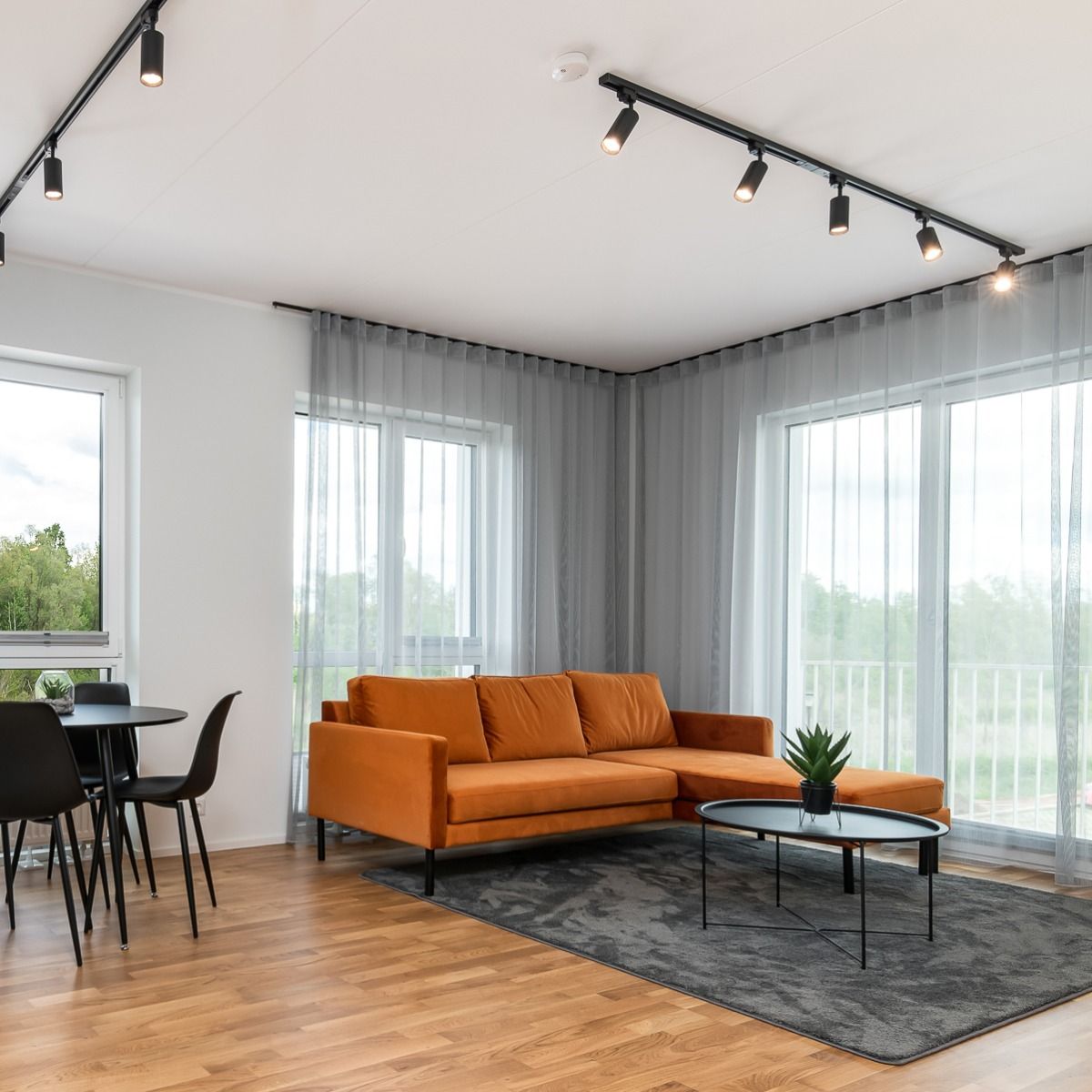 Amelie samettisohva divaanilla, Kupari