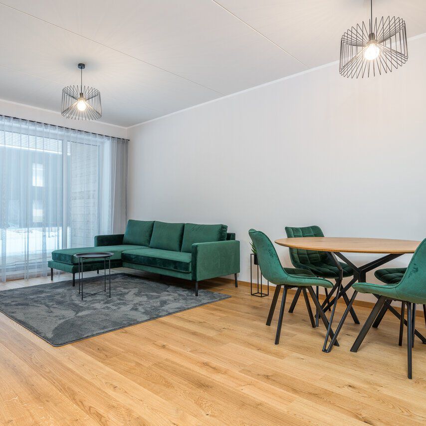 Amelie samettisohva divaanilla, Vihreä