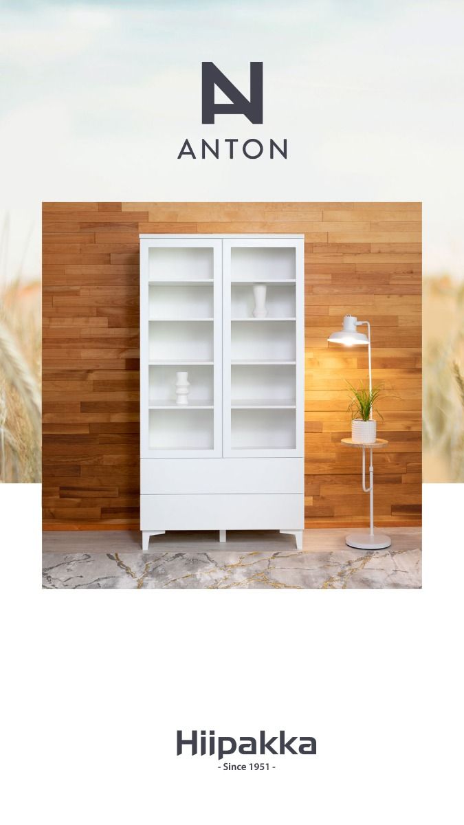 Hiipakka Anton vitriini laatikoilla