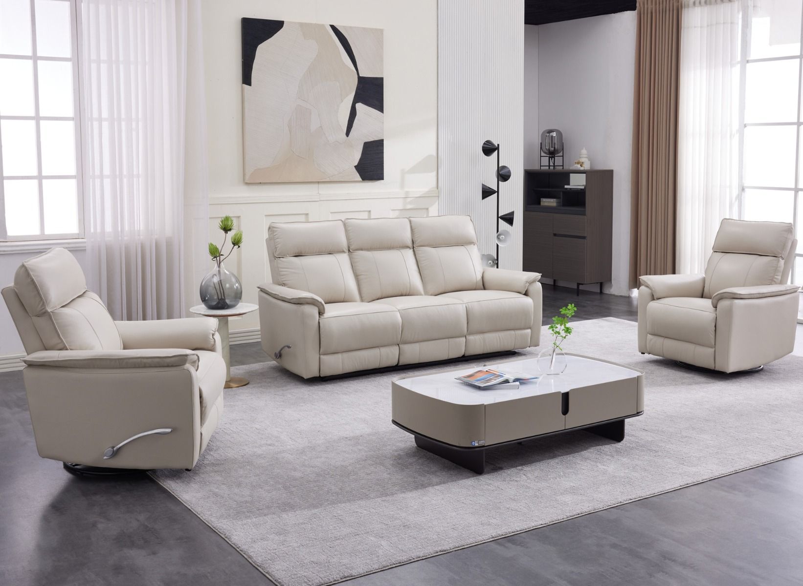 Taupe sohvakalusto mekanismeillä tyyliikäässä huoneessa, vaalea matto ja sohvapöytä