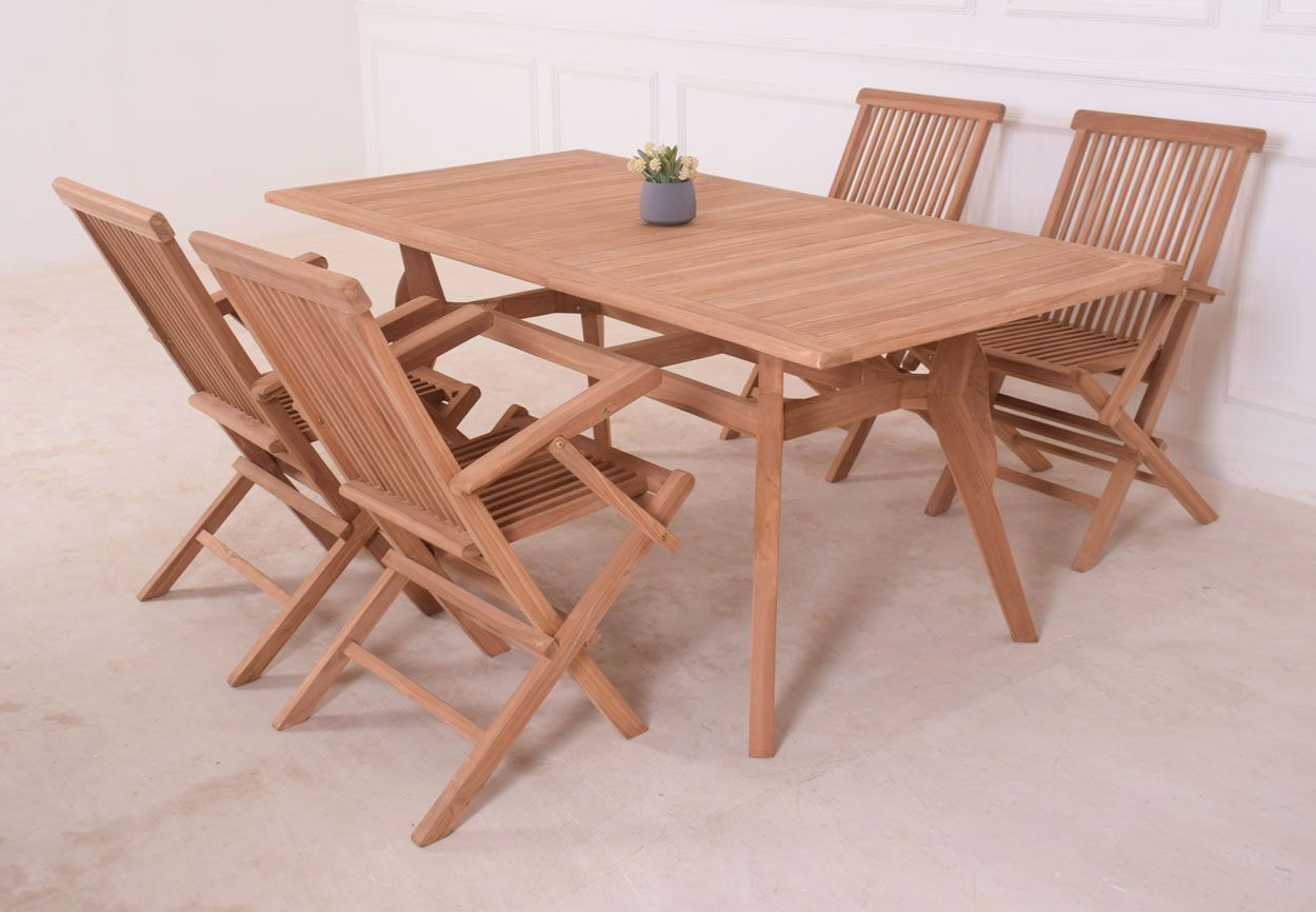 Tiikkinen ruokailuryhmä neljälle. Taittuvat käsinojalliset tiikkituolit.