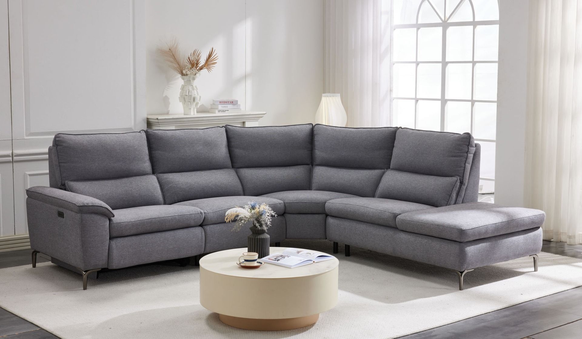 Harmaa kulmasohva korkealla selkänojalla ja sähkömekanismilla