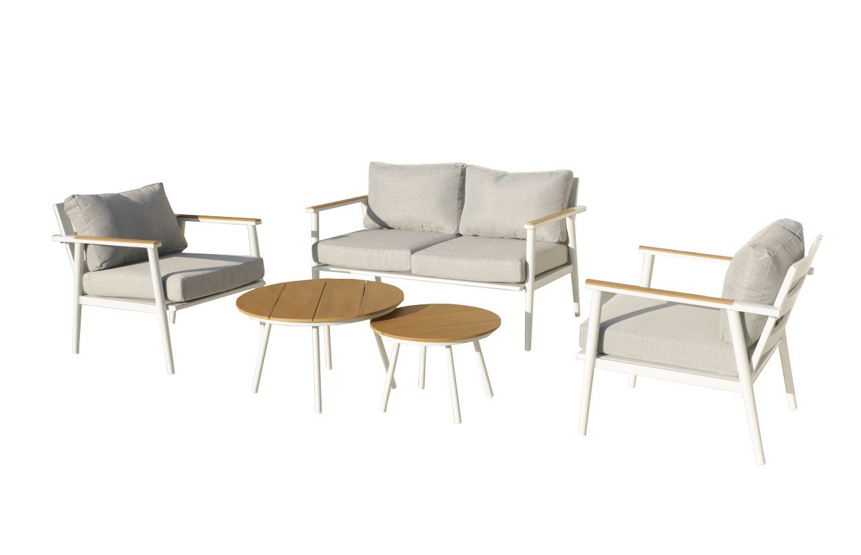 Valkoisella rungolla oleva puutarhakalusto 2-istuttavalla sohvalla, kahdella nojatuolilla ja sohvapöytäsetillä