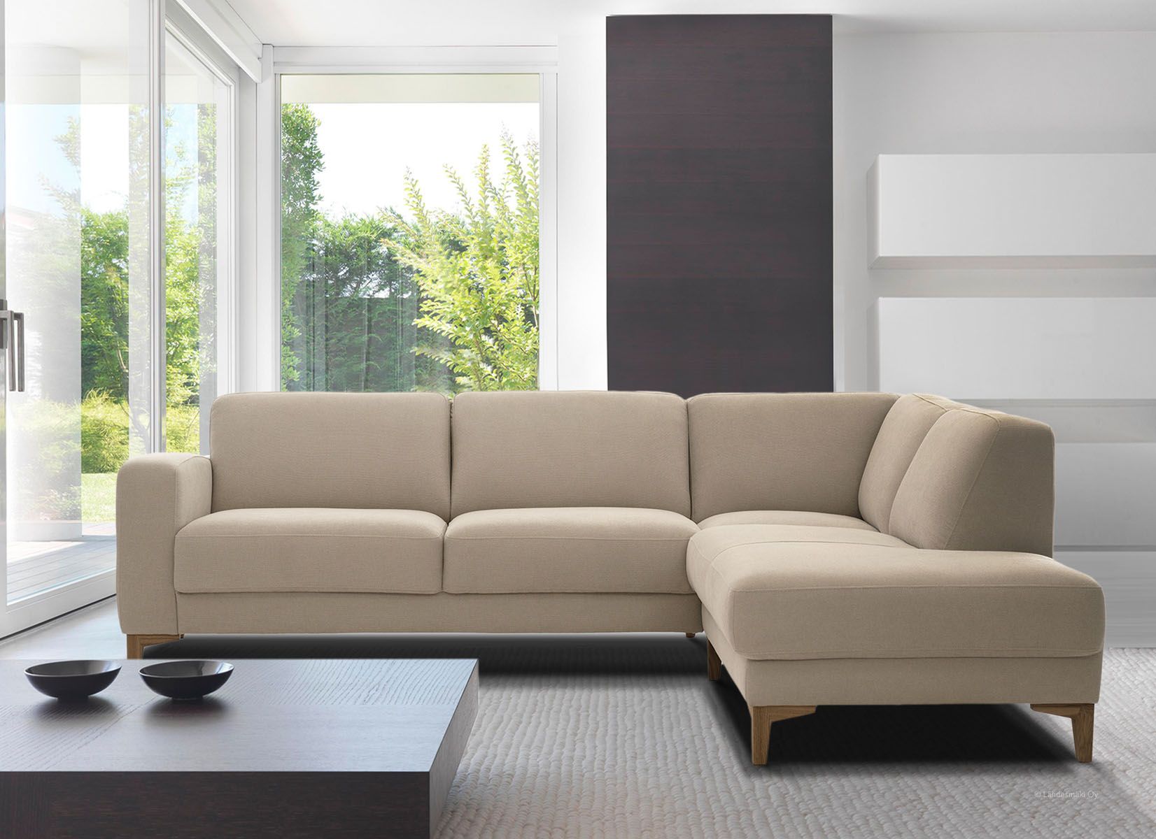 Beige avokulmasohva Neiser Rotterdam, jossa on tammijalat