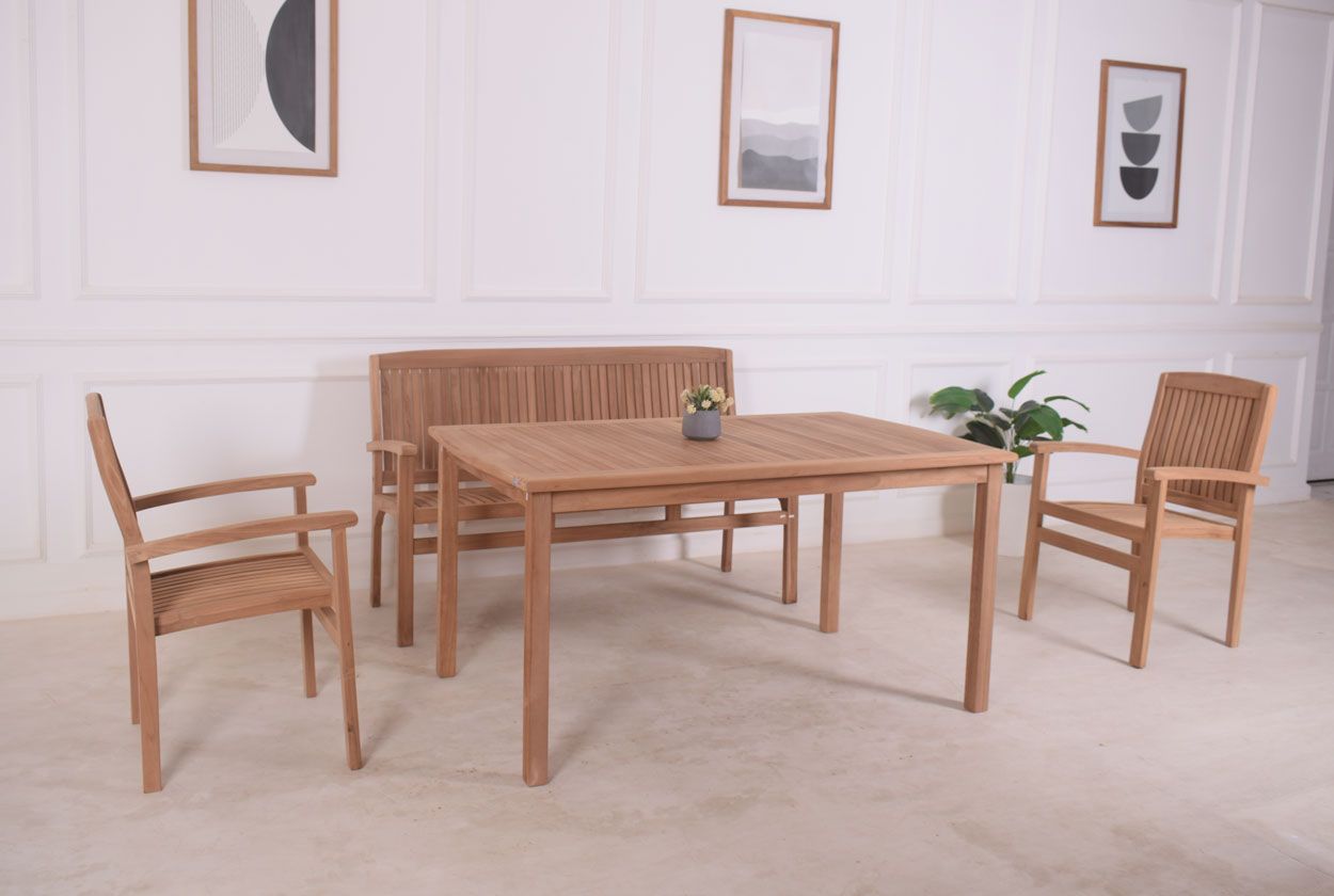 Tiikkinen ruokailuryhmä 2-istuttavalla sohvalla sekä kahdella tuolila.