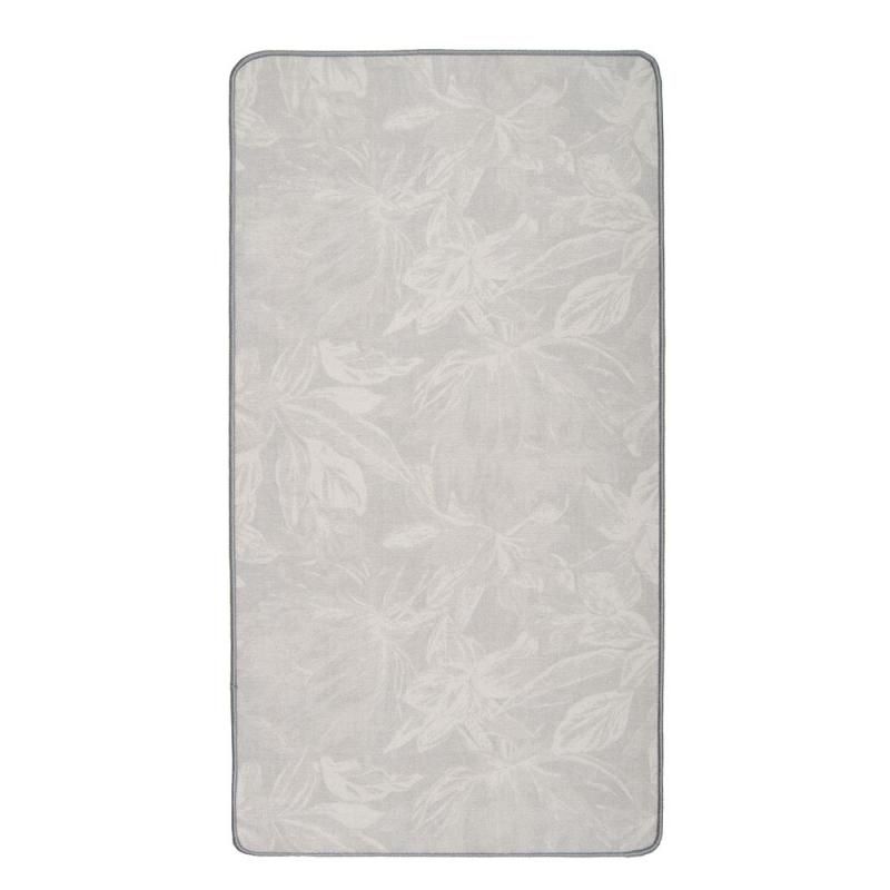 Bella harmaa kumipohjainen matto jossa hempeä kukkakuosi. paksuus 7 mm