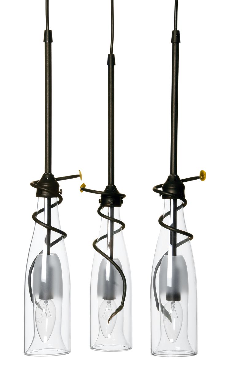 Bette on elegantti ryhmävalaisin, jossa yhdistyvät metalli ja lasi harmonisesti. Se sopii erityisen hyvin tiloihin, joissa tarvitaan korkeaa ripustusta, kuten olohuoneeseen tai portaikkoon. Lasikupujen päällä olevat koristeelliset metalliyksityiskohdat tu