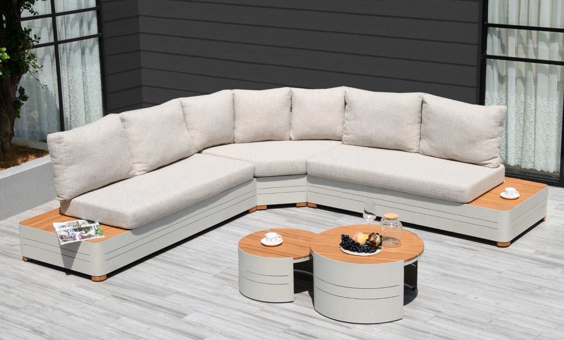 Iso kulmasohva terassille moderni ja vaalea