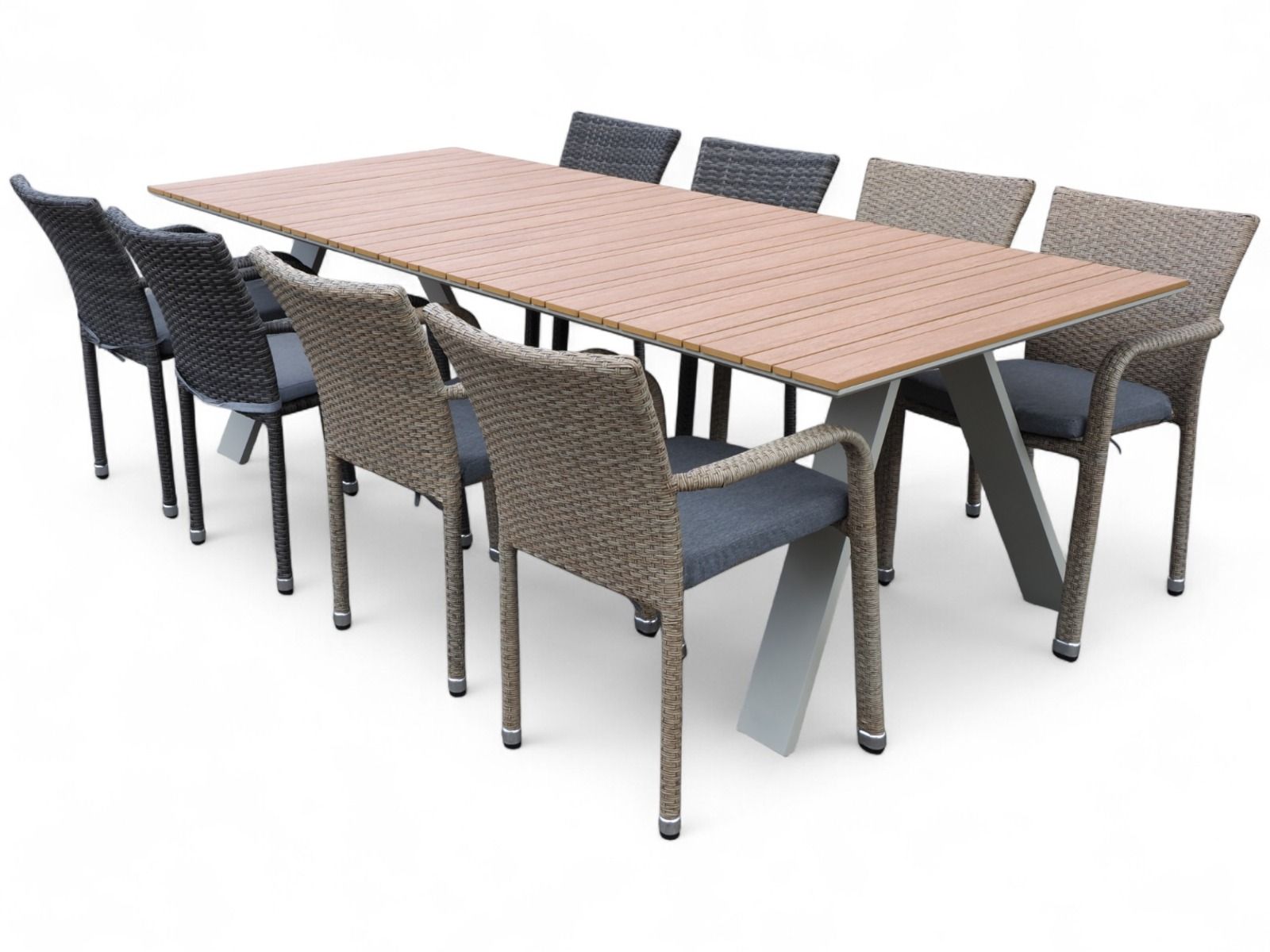 Cannes ruokaryhmä kahdeksalla Apollo tuolilla ulos