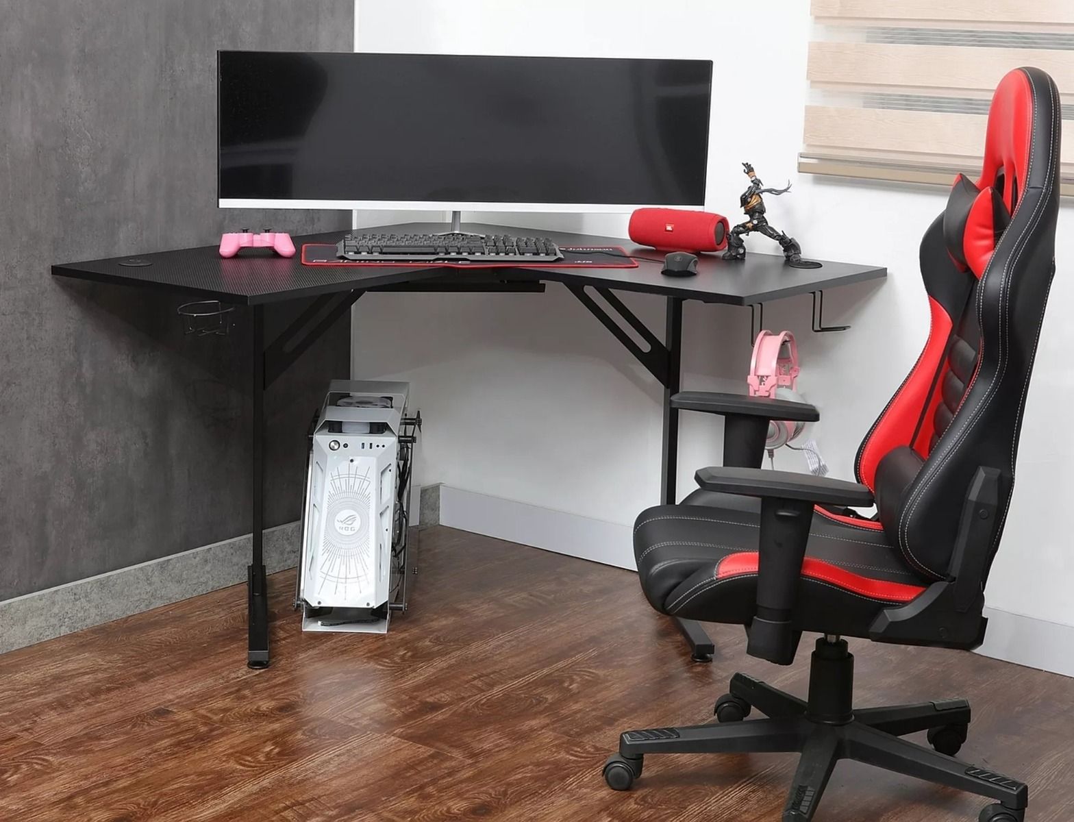 Kulmapöytä pelipöytä, jossa on muki- ja kuuloketelineet