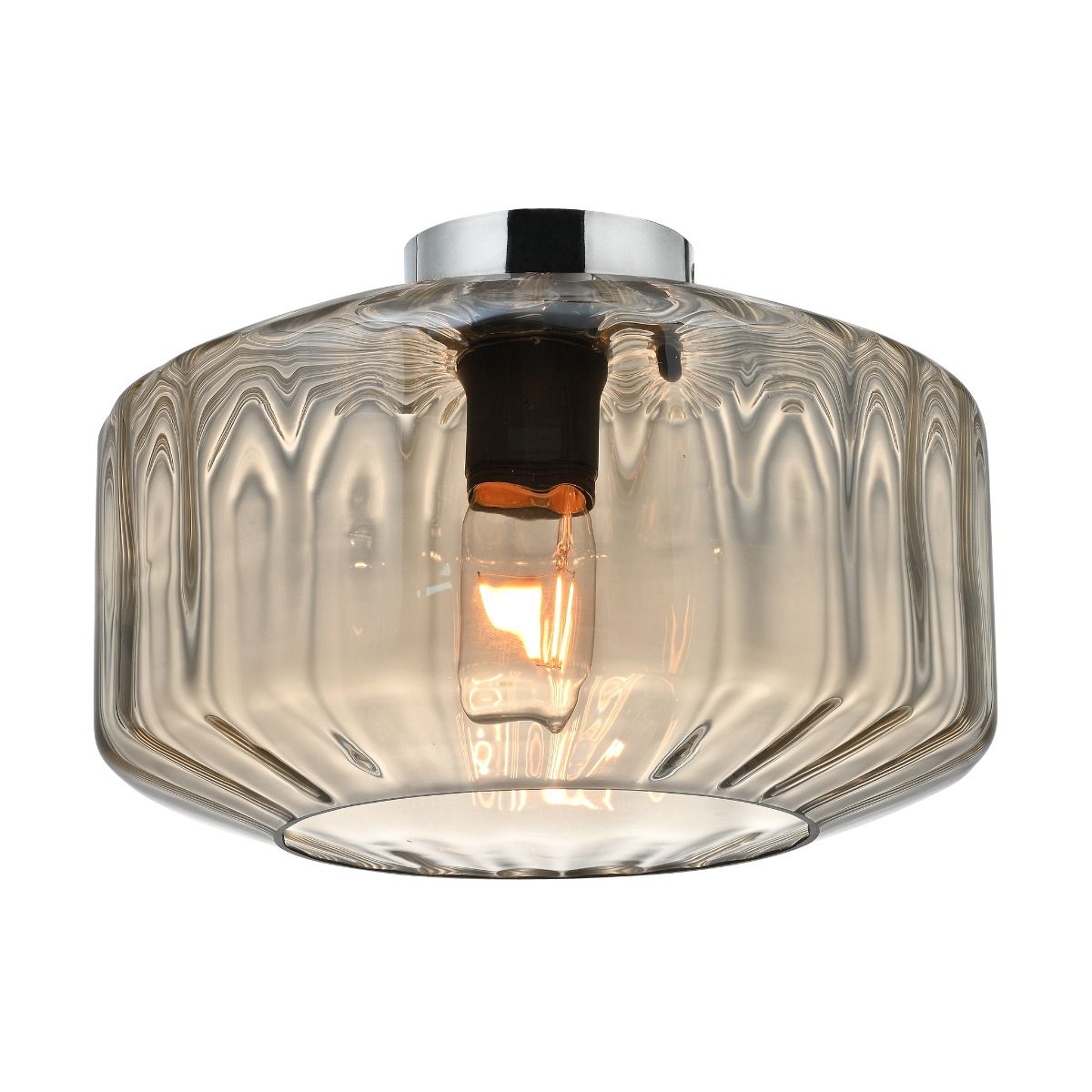 Cardigan on katseenvangitseva plafondi, jossa yhdistyvät kromatut metalliyksityiskohdat ja elegantisti aaltoileva, konjakinvärinen lasikupu. Lasin sävy suodattaa valon pehmeästi, luoden lämpimän ja kutsuvan tunnelman. Valaisin asennetaan kattoon tukevasti