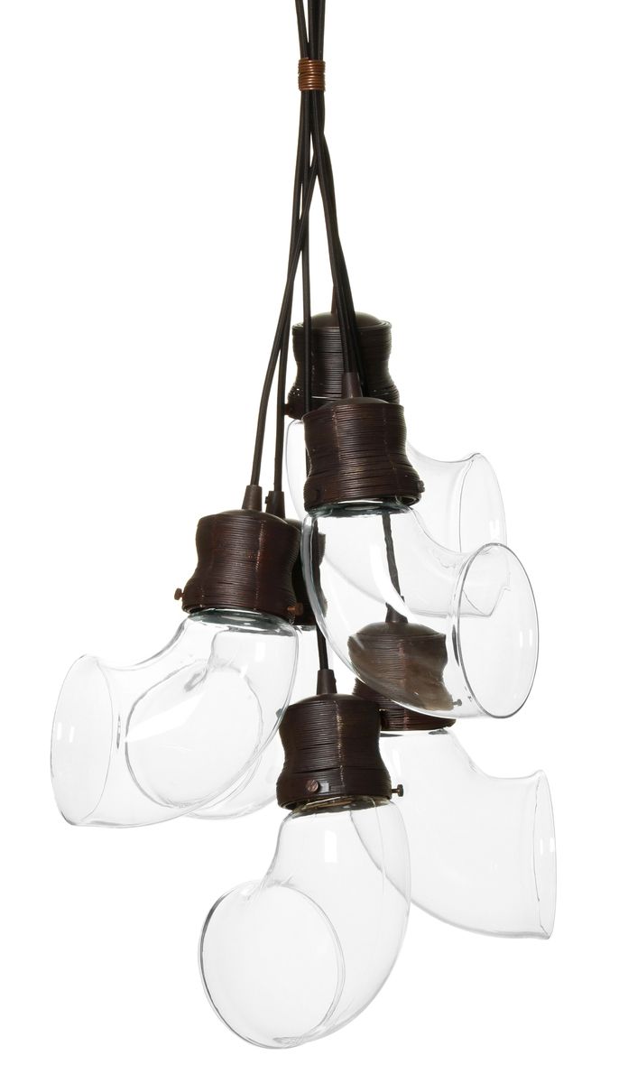 Carol on teollistyylinen ryhmävalaisin, jonka erikoismuotoillut lasit ja metalliosat tuovat valaisimeen persoonallista ilmettä. Valaisimen johdot on päällystetty tummanruskealla kankaalla. Sopii esimerkiksi sohvapöydän ylle tai korkeaan portaikkoon.