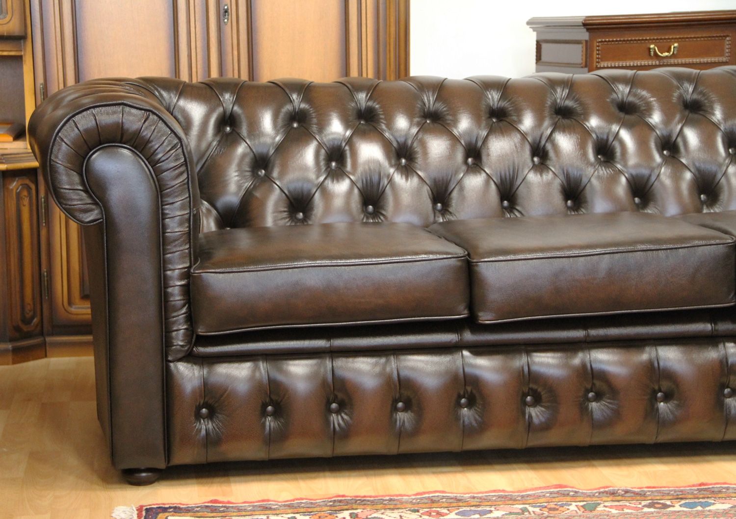 Chesterfield nahkakulmasohva, eri värejä