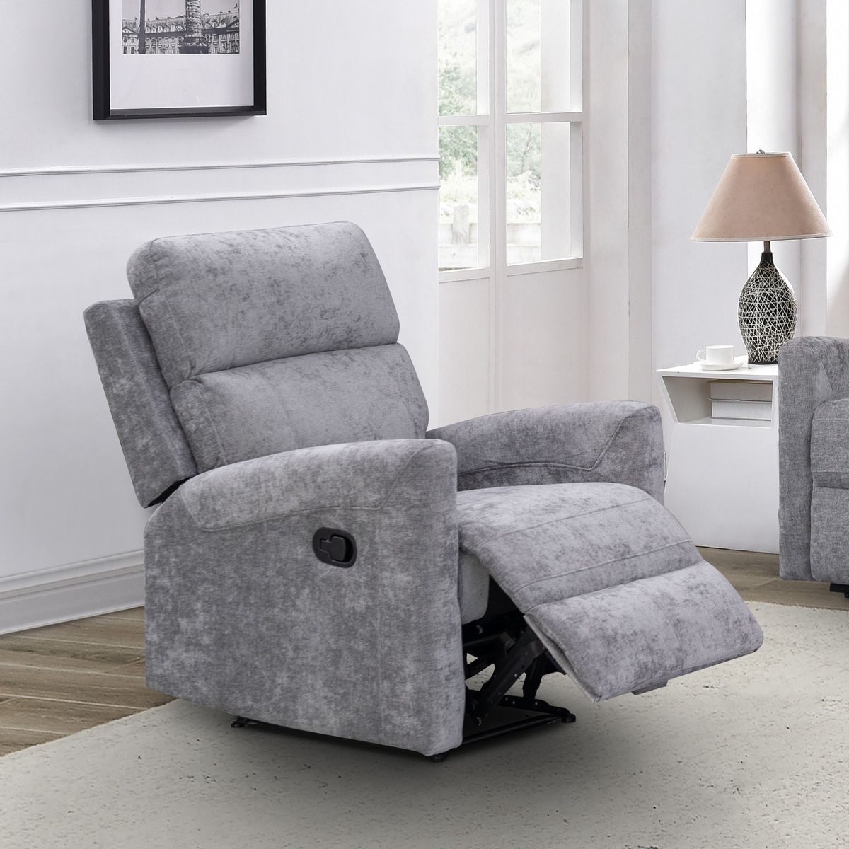 Cooper harmaa mekanismituoli olohuoneessa. Jalkarahi avattuna.