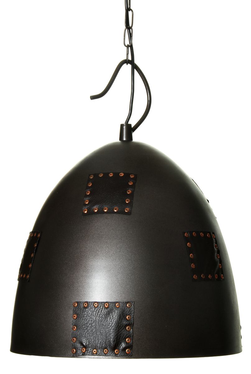 Debbie on metallinen, teollistyylinen riippuvalaisin, joka sopii täydellisesti esimerkiksi keittiön pöydän ylle. Sen pitkänomainen muoto tekee siitä erottuvan vaihtoehdon perinteisiin ripustettaviin valaisimiin verrattuna. Persoonallista ilmettä tuovat na