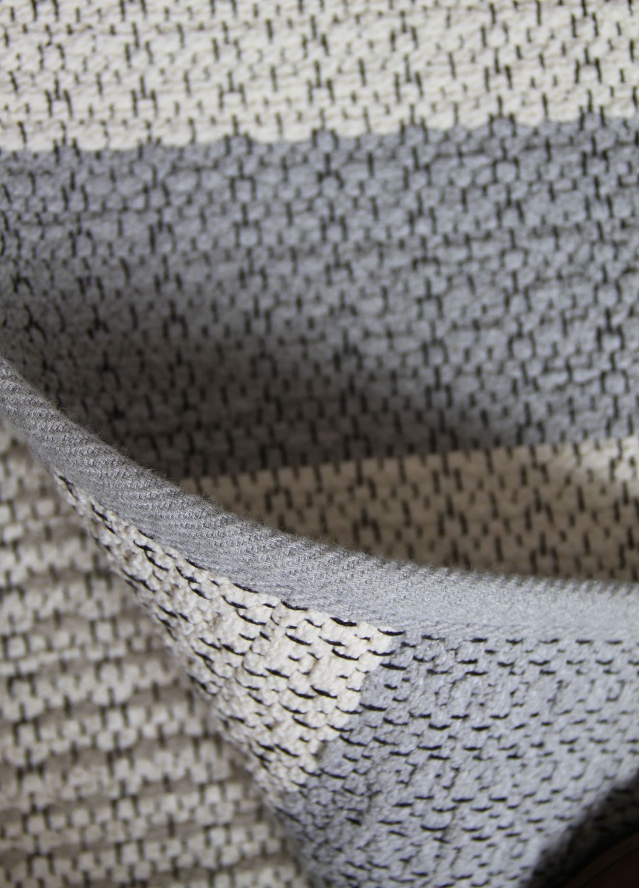 Domus Tasaraita-matto vharm-valkoinen, eri kokoja