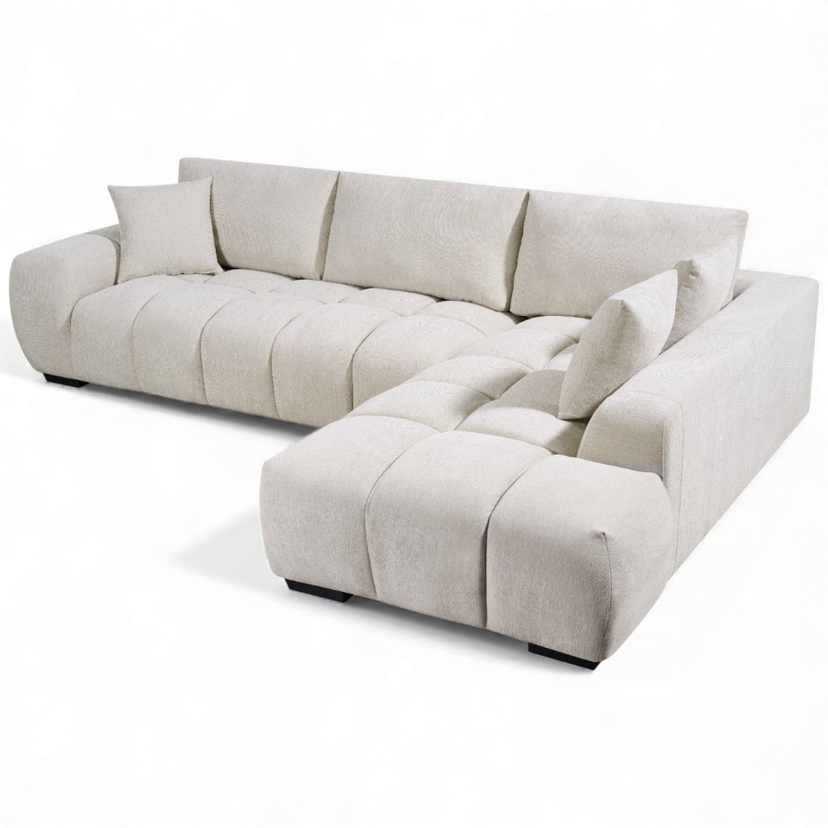 Dumbo vaalea beige kulmasohva kuvattu olohuoneessa