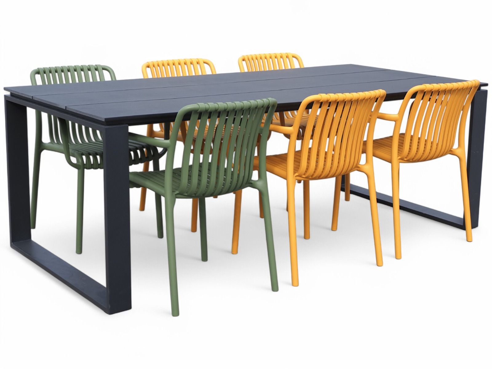 Edward terassipöytä ja Brandon muovituolit