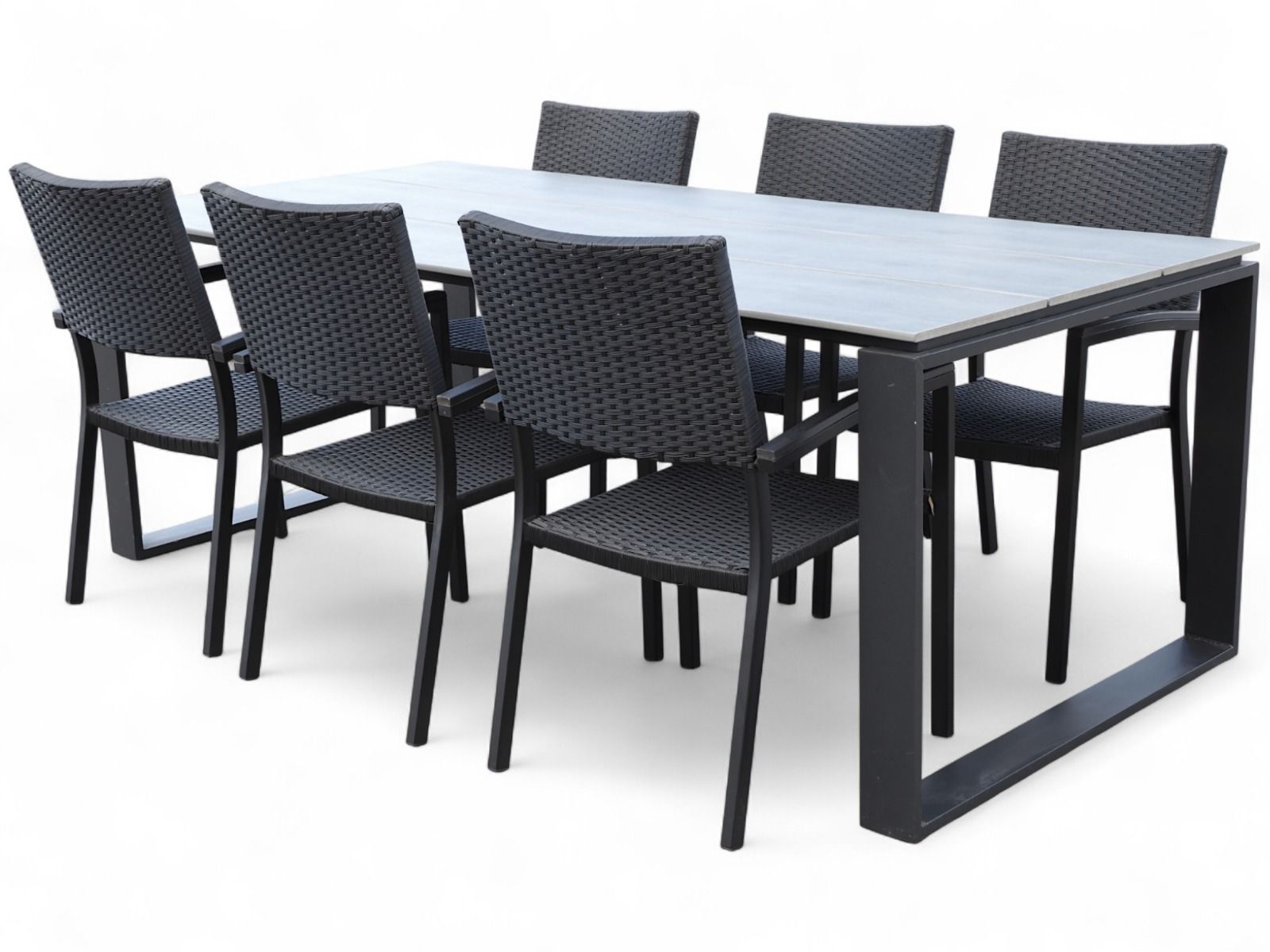 Edward ruokaryhmä ulos mustilla tuoleilla