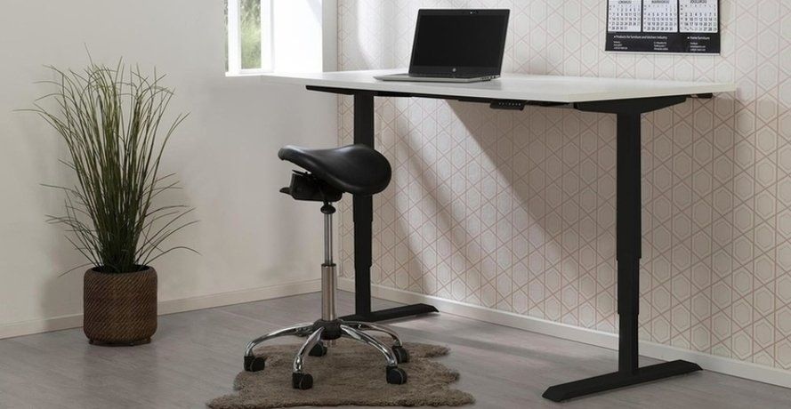 Hiipakka Ergo sähköpöytä mustalla jalalla