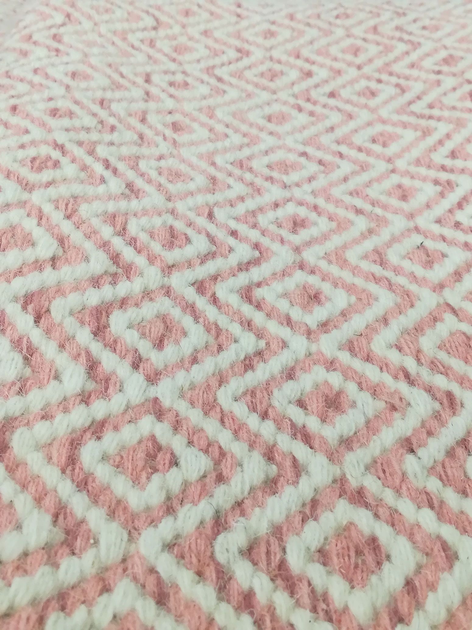 Käsinkudottu Fantasy villamatto pinkki, eri kokoja