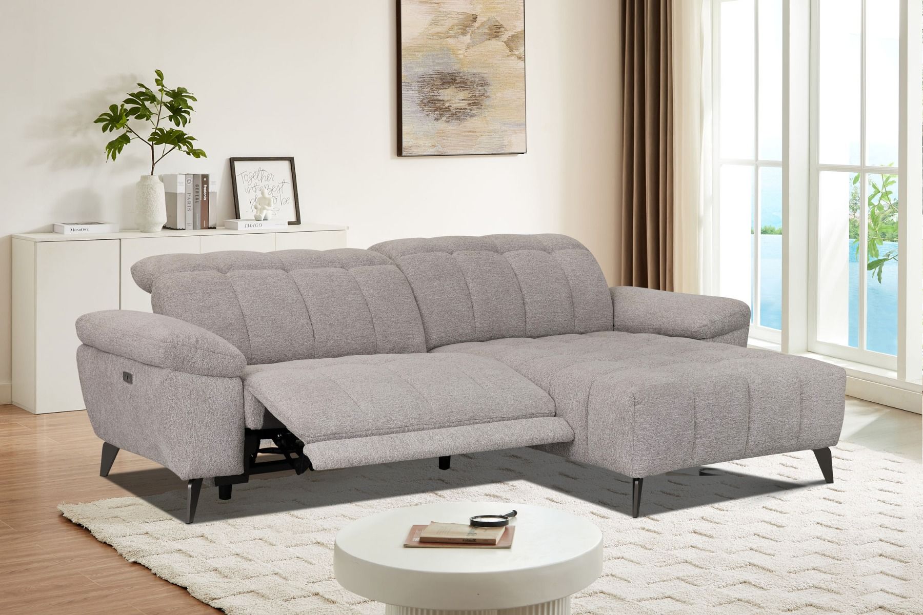 Vaaleanharmaa sähkötoiminen divaanisohva