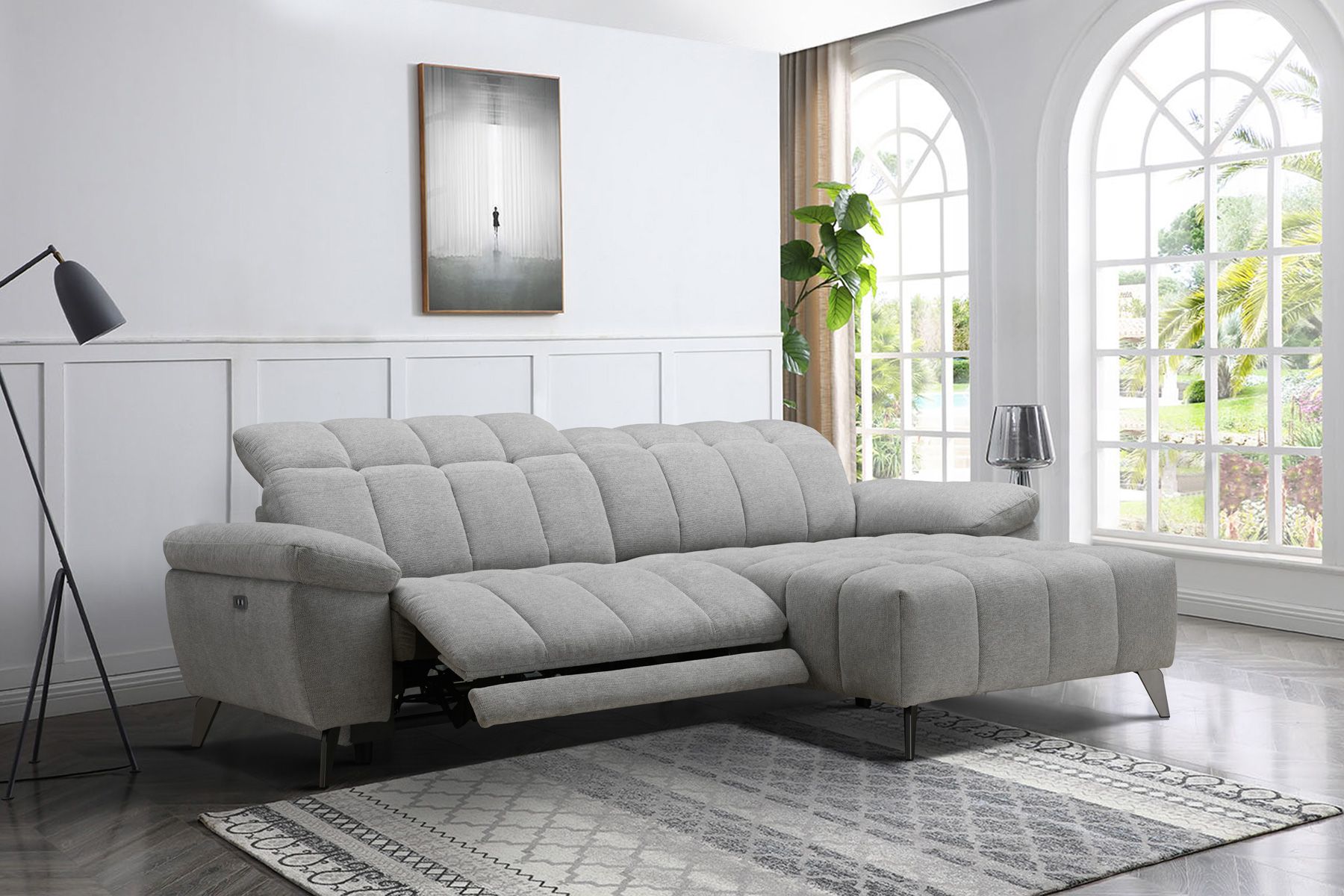 Vaaleanharmaa sähkötoiminen divaanisohva