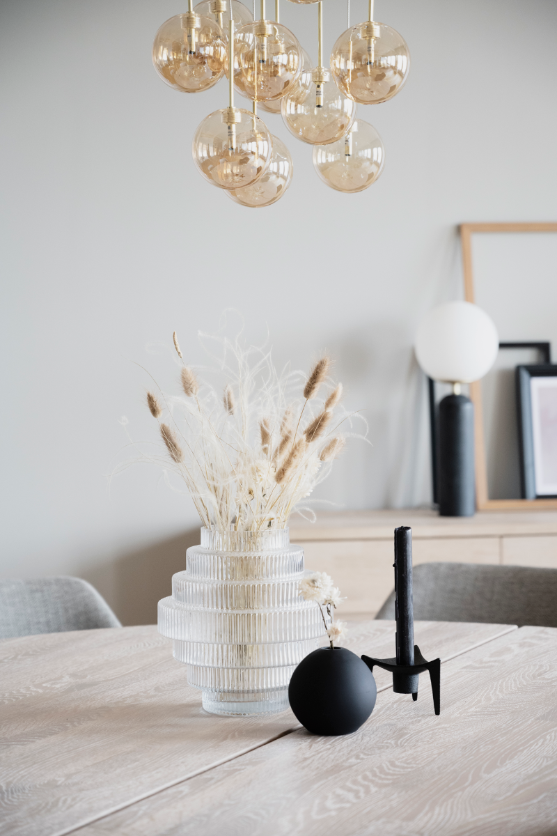 Rowico Fred Ruokapöytä, valkopesty tammi/musta