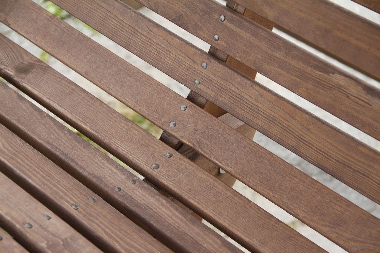 Grön puutarhakeinu vastakkain istuttava, tummanruskea