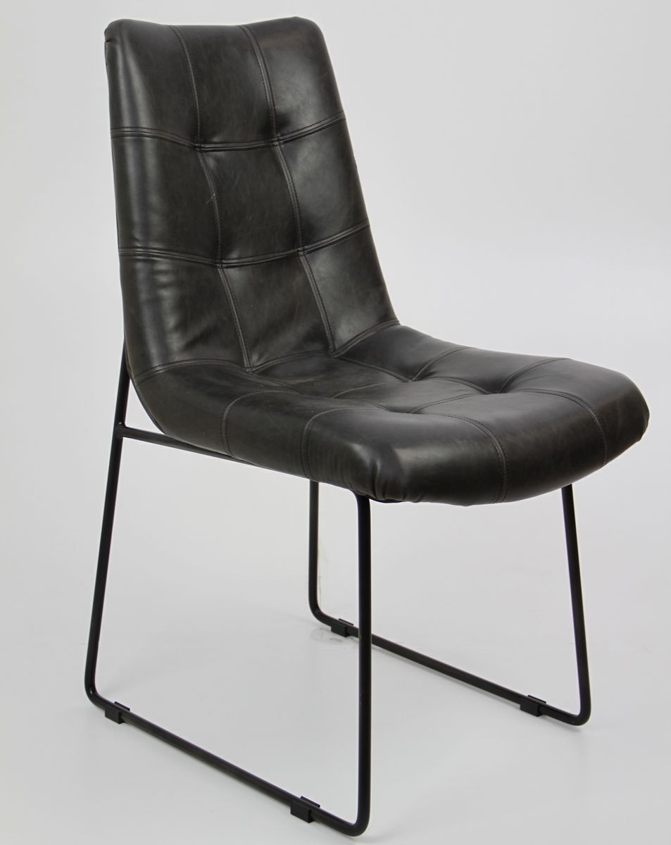 Musta ruokailutuoli mustalla keinonahkaistuimella ja mustilla taivutetuilla metallijaloilla