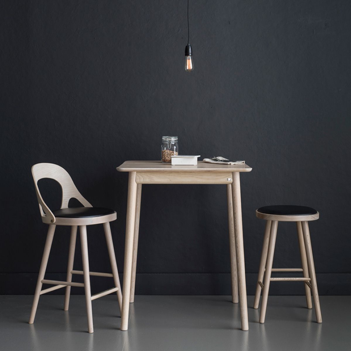 Hans K Colibri baarijakkara 63cm, valkoöljytty tammi