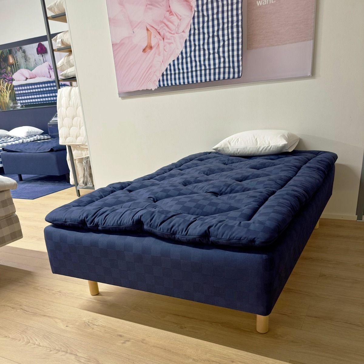 Hästens Marquis runkosänky tummansinisenä 120x200 koossa mallisänkynä