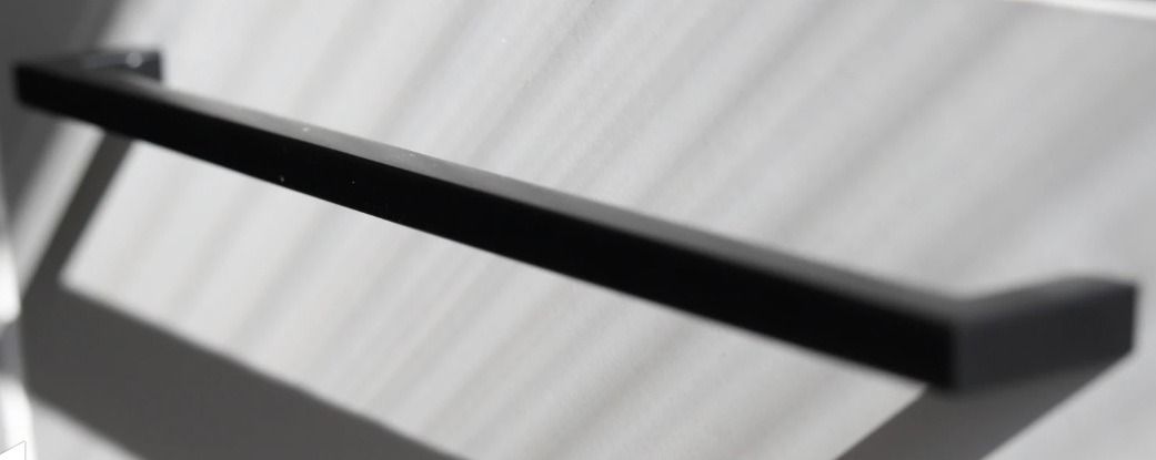 Havi TV-taso 135cm ovella- ja lasilaatikoilla, eri värejä