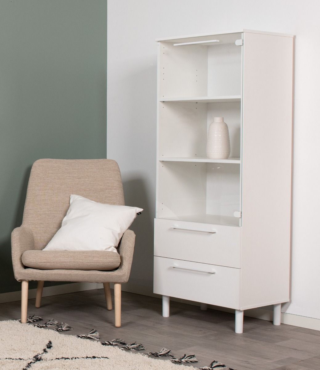 Valkoinen vitriini lasiovella