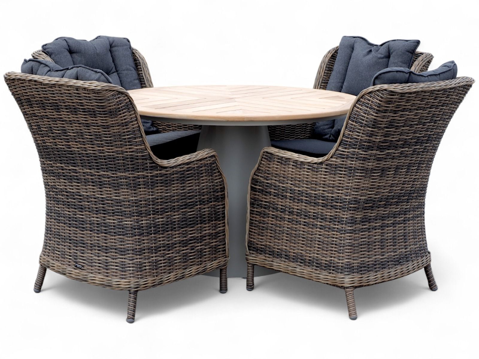 Hugo pyöreä pöytä + Osborne tuolit ulos