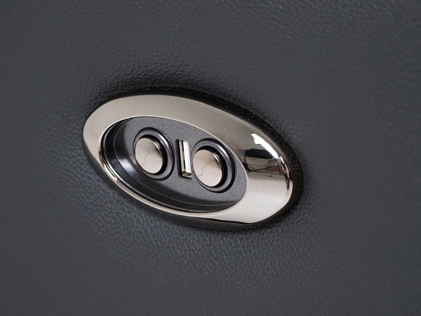 Iisa sähkömekanismituoli, musta nahka