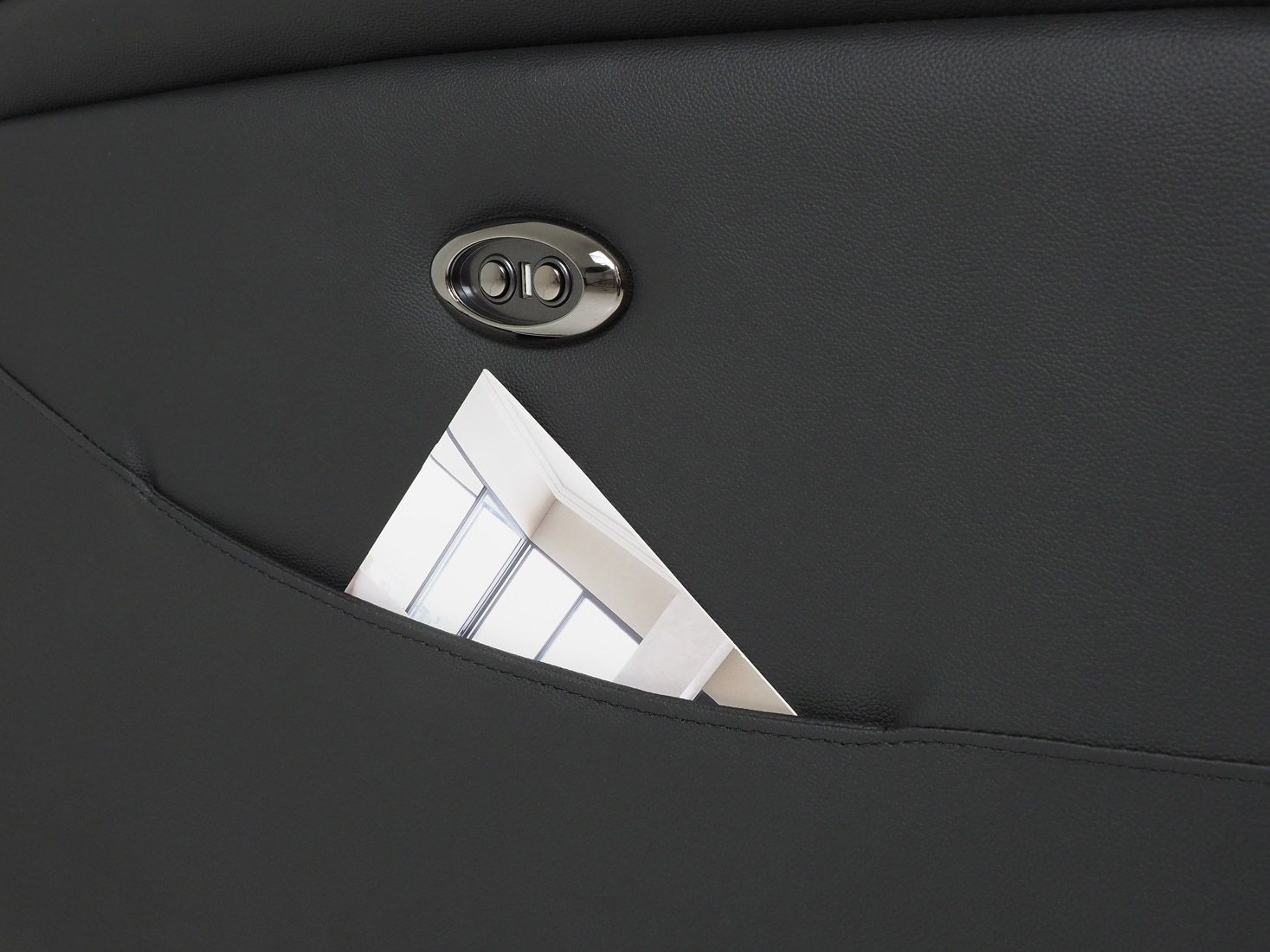 Iisa sähkömekanismituoli, musta nahka