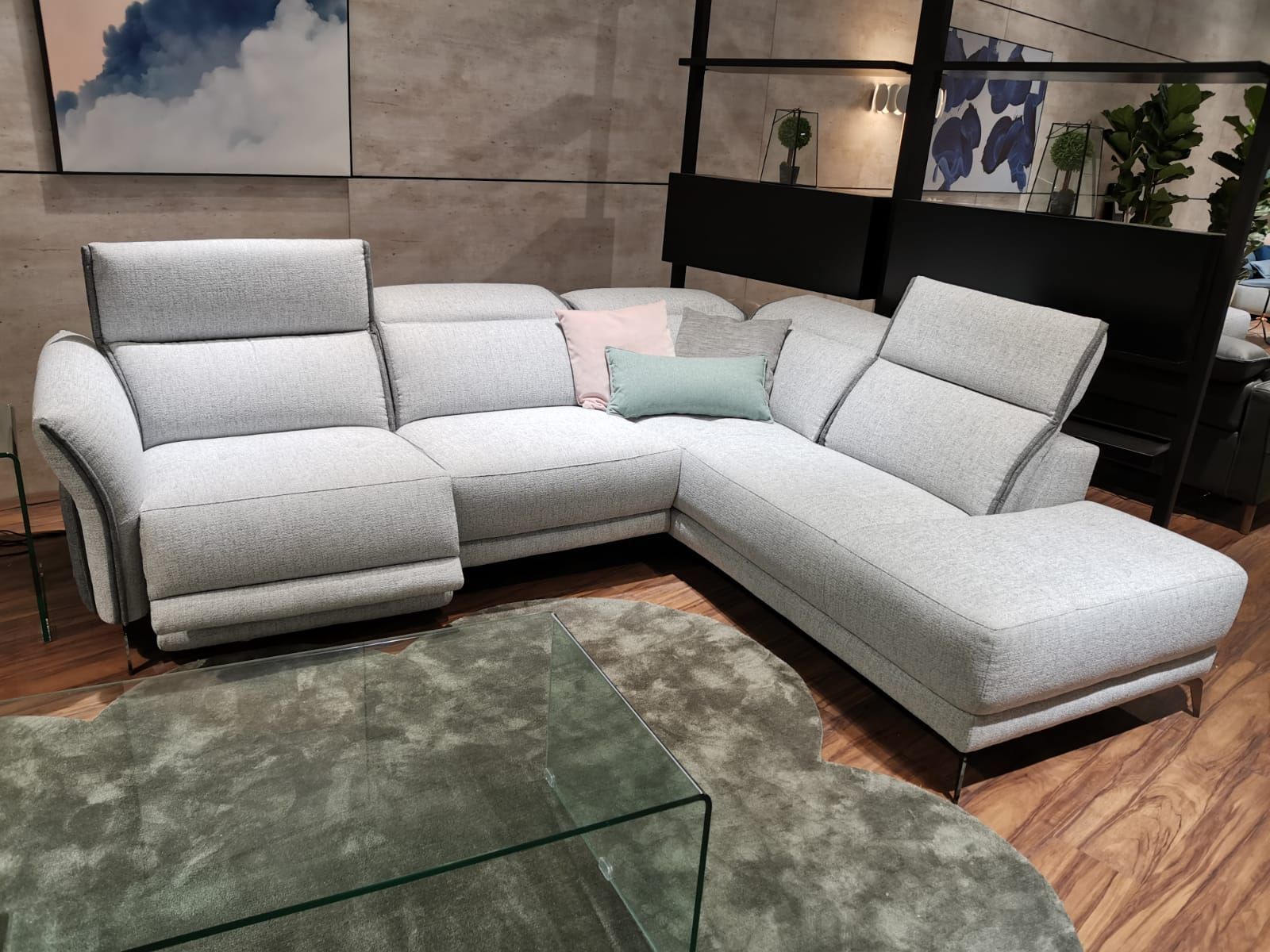 Scandic kulmasohva sähkömekanismeilla