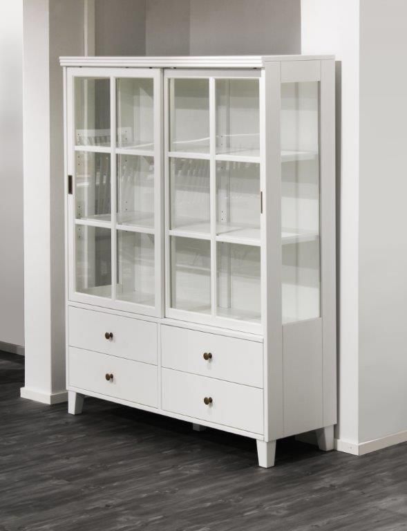 Niemi Gustav vitriini jaloilla, valkoinen